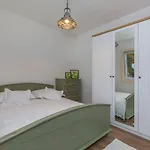 House Mali Dvori