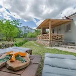 House Mali Dvori