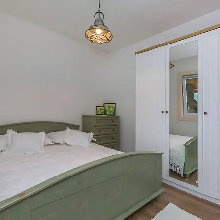 House Mali Dvori