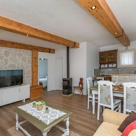 House Mali Dvori